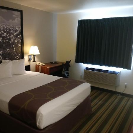 Super 8 By Wyndham Windsor Hotel Exterior foto