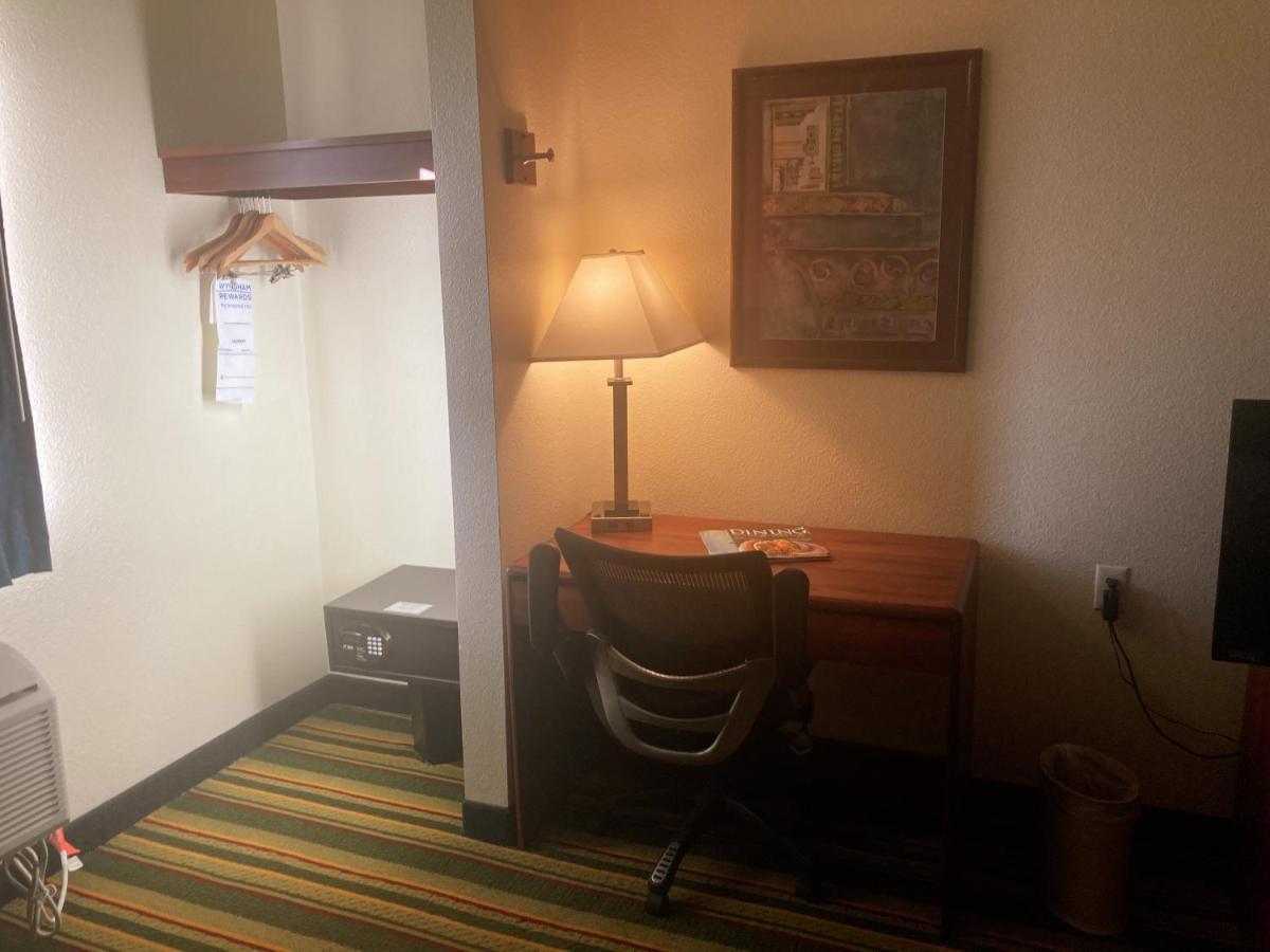 Super 8 By Wyndham Windsor Hotel Exterior foto
