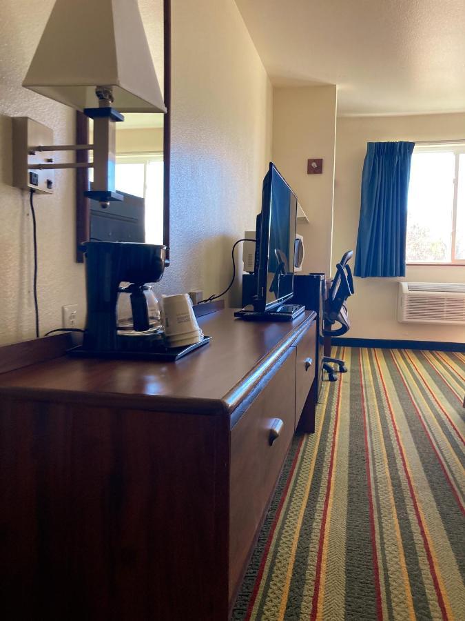 Super 8 By Wyndham Windsor Hotel Exterior foto