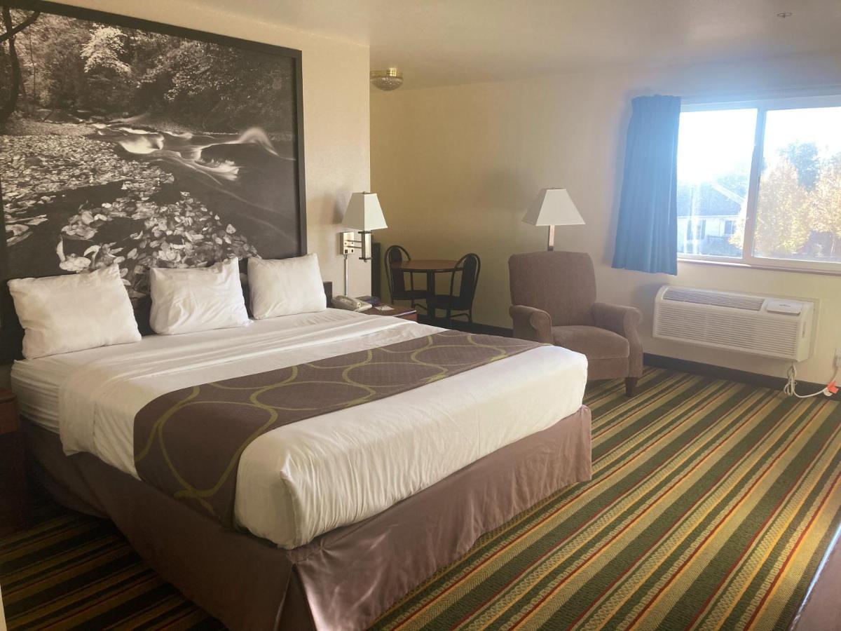 Super 8 By Wyndham Windsor Hotel Exterior foto
