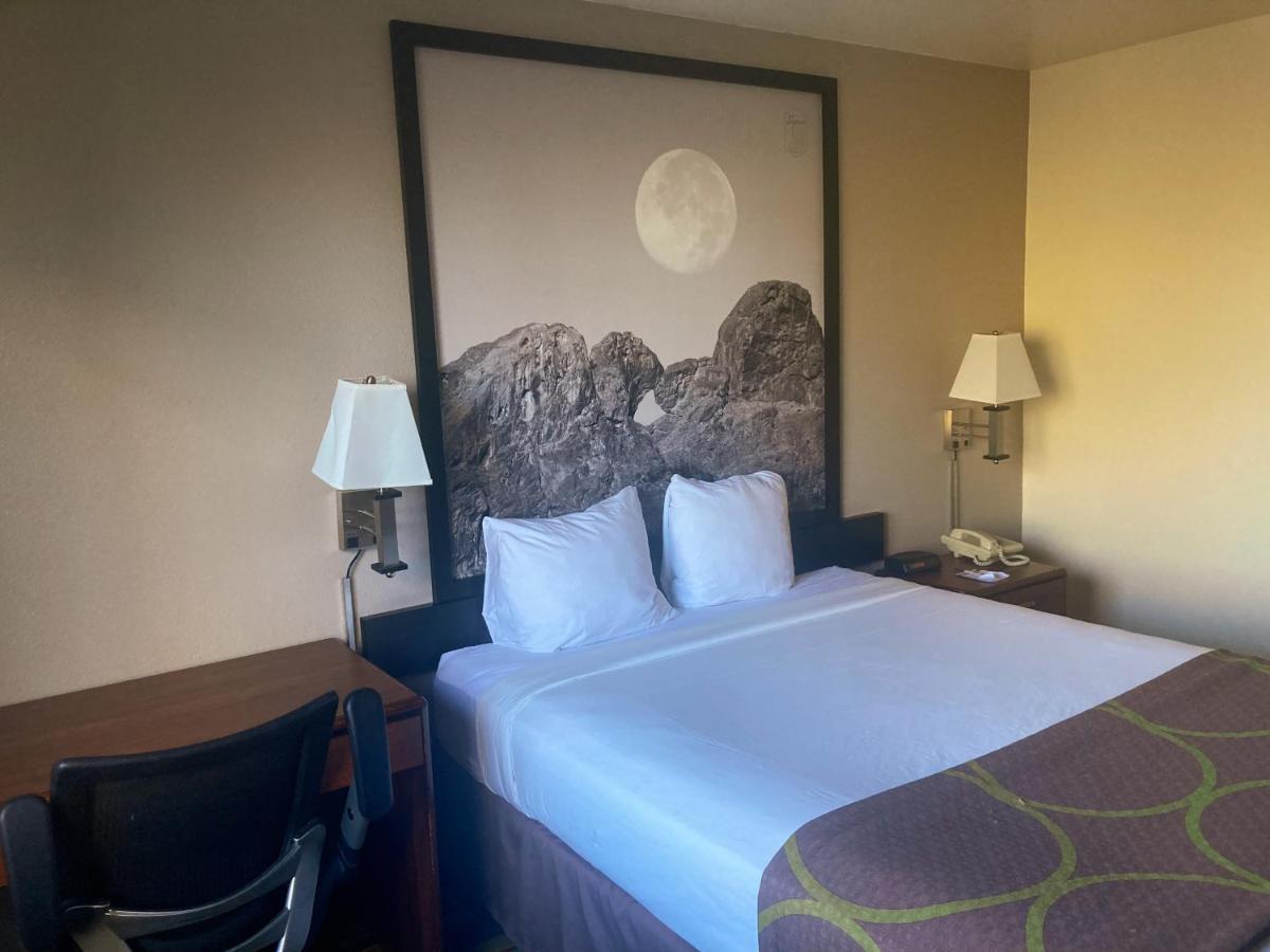 Super 8 By Wyndham Windsor Hotel Exterior foto