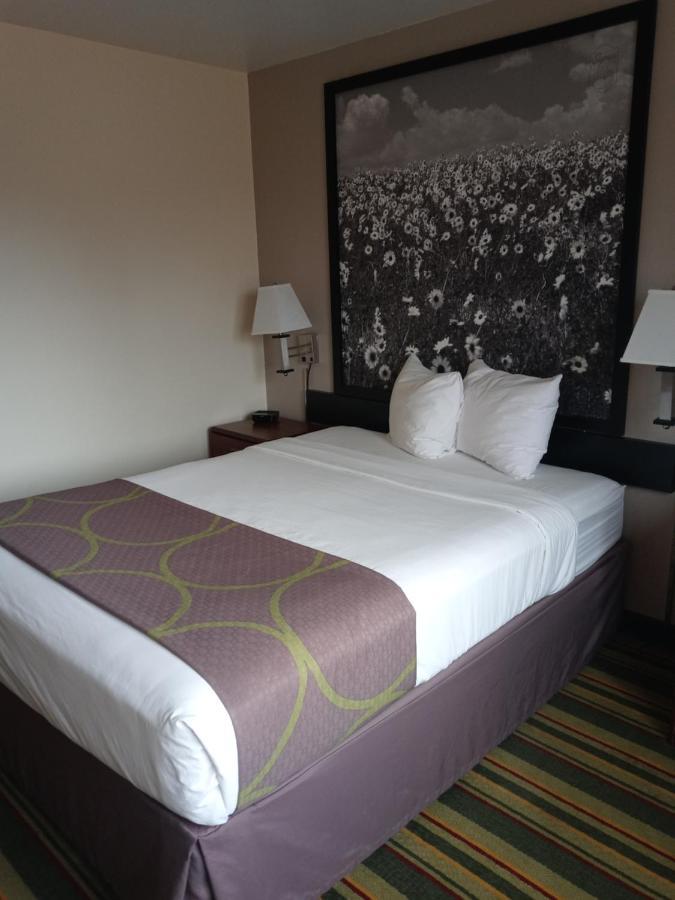 Super 8 By Wyndham Windsor Hotel Exterior foto