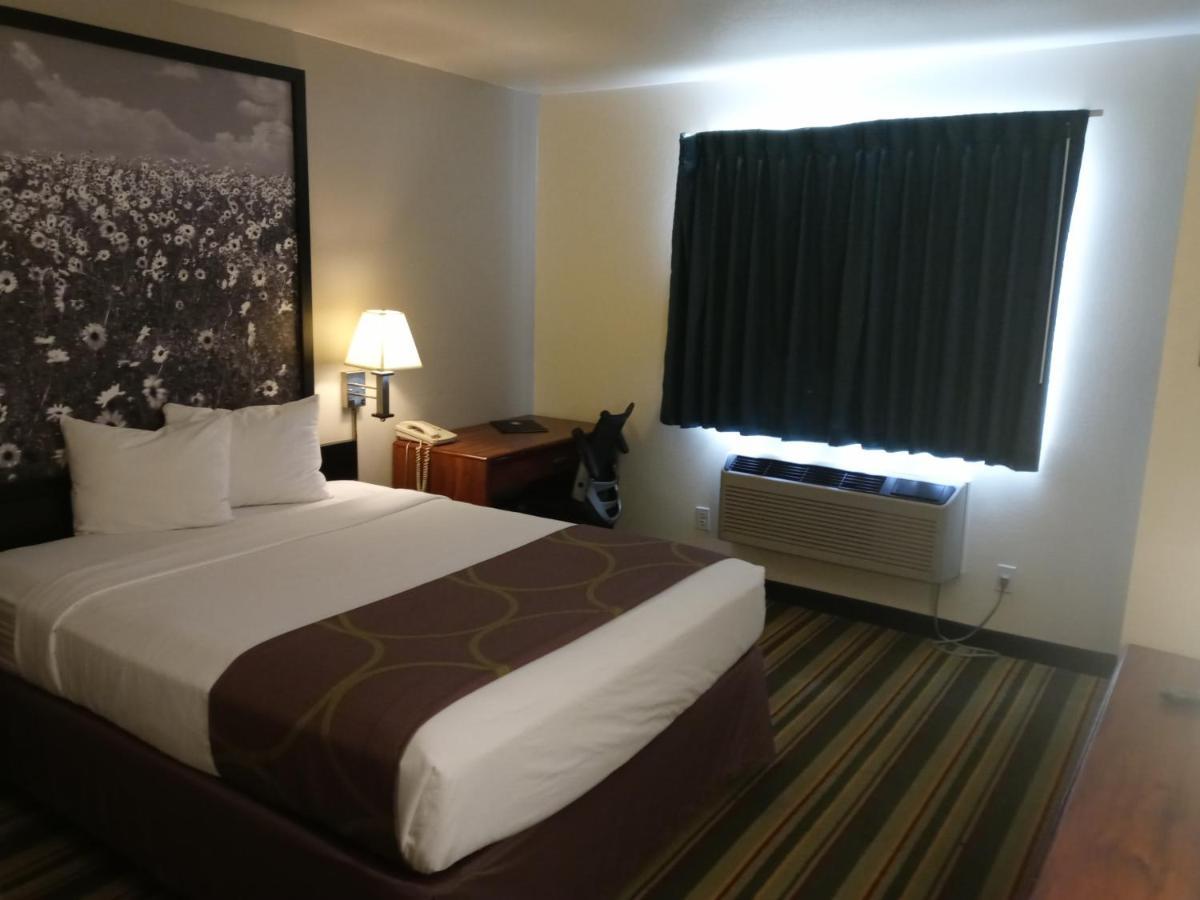 Super 8 By Wyndham Windsor Hotel Exterior foto