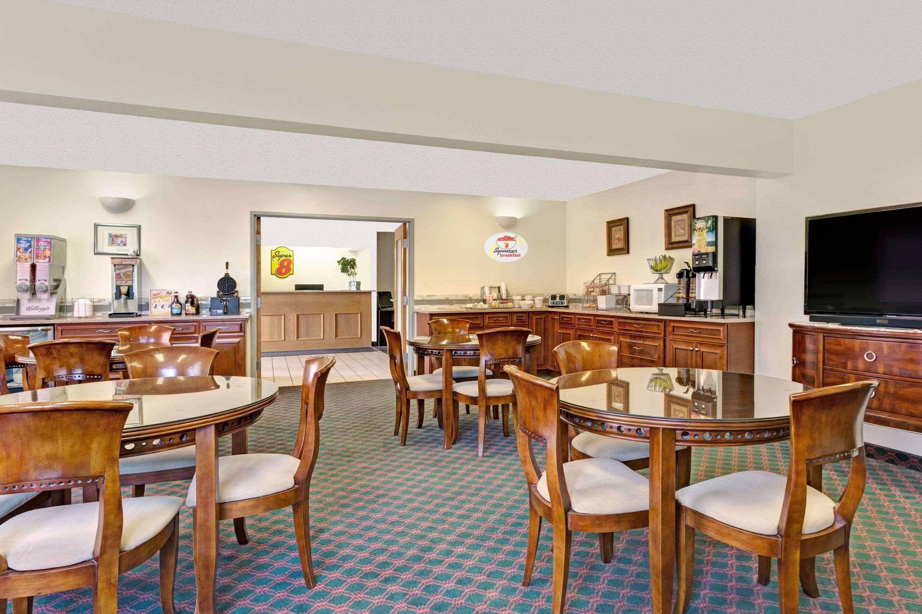 Super 8 By Wyndham Windsor Hotel Exterior foto